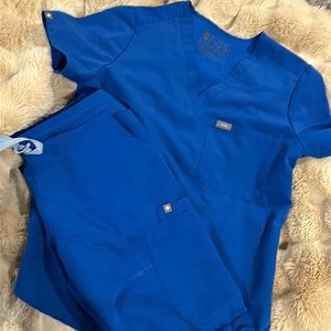 Figs size Small top and Small petite bottoms.